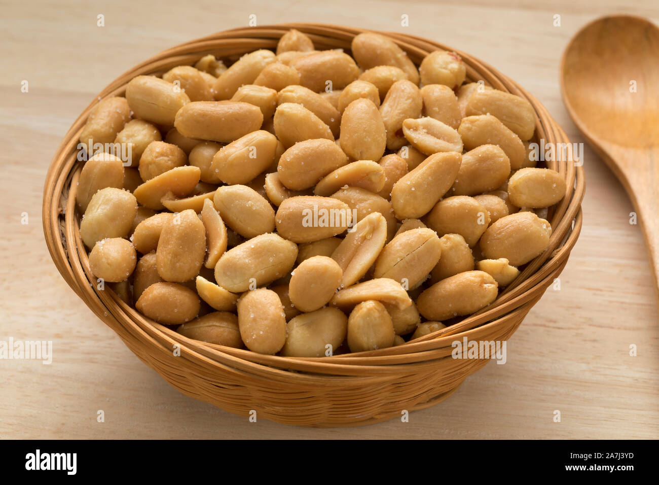 Korb mit gesalzene Erdnüsse als Snack Nahaufnahme Stockfoto