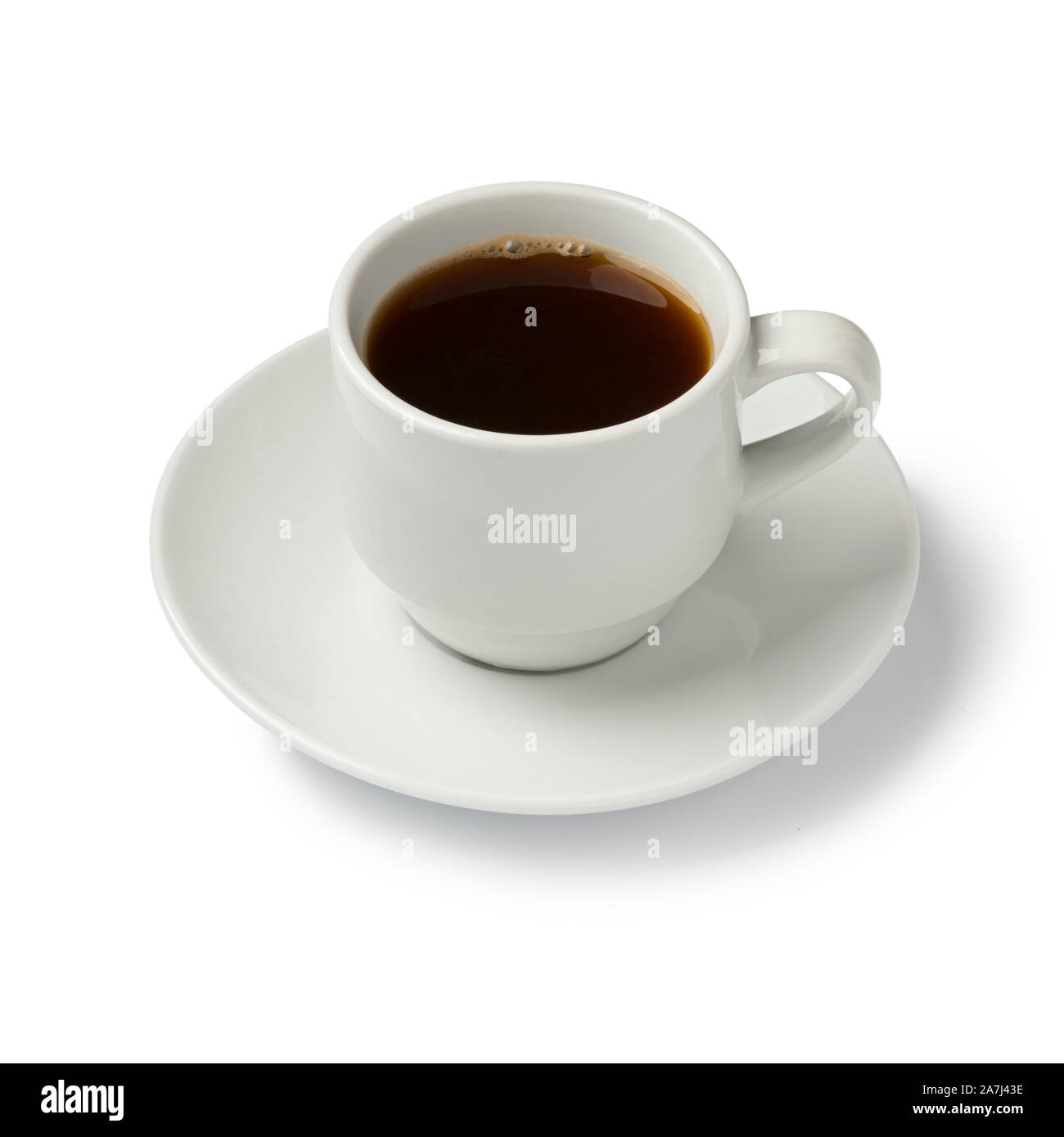 Tasse frischen Kaffee schwarz auf weißem Hintergrund Stockfoto