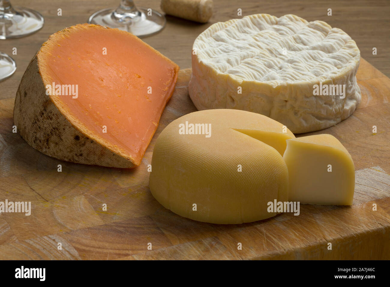 Vielfalt der traditionellen Französischen Käsesorten wie Camembert, Mimolette und Le Mouillotin auf einem Schneidebrett Stockfoto