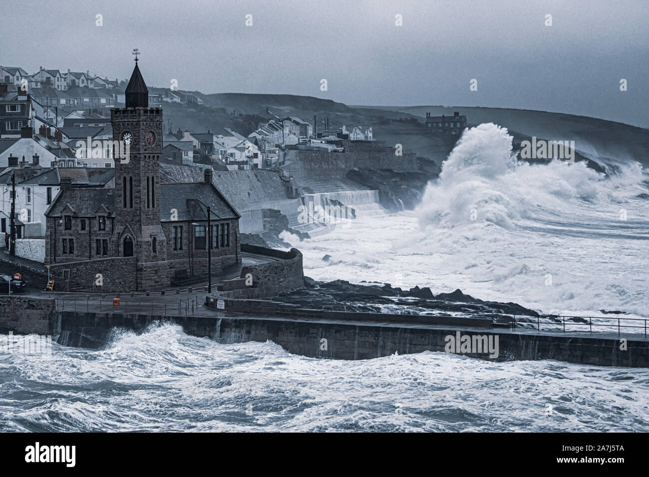 Porthleven Hafen, Porthleven Cornwall Uhrenturm im Sturm mit Tye Rock American 29th Infantry, wurden im Tye Rock Hotel eingekerkelt. Stockfoto