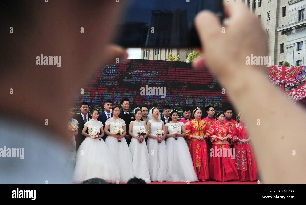 15 Paare der Brautpaare auf eine Gruppe Hochzeit ti feiern den 70. Jahrestag der Gründung der Republik in Shanghai, China, 19. September 2019. Stockfoto