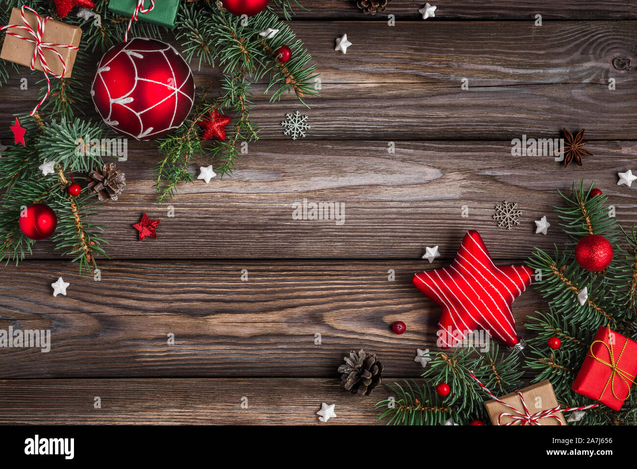 Weihnachten und ein glückliches Neues Jahr. Tanne Baum mit roten Urlaub Dekorationen auf rustikalen Holztisch. top anzeigen. Wohnung mit Kopie Raum legen Stockfoto