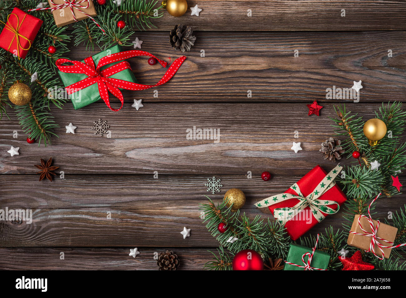 Weihnachten und ein glückliches Neues Jahr. Tanne Baum mit roten Urlaub Dekorationen und Geschenkboxen auf rustikalen Holztisch. top anzeigen. Flachbild mit Laien Stockfoto