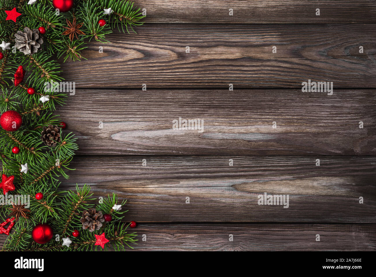 Frohe Weihnachten und guten Rutsch ins neue Jahr. Tanne Baum mit roten Urlaub Dekorationen auf rustikalen Holztisch. top anzeigen. Wohnung mit Kopie spa legen Stockfoto