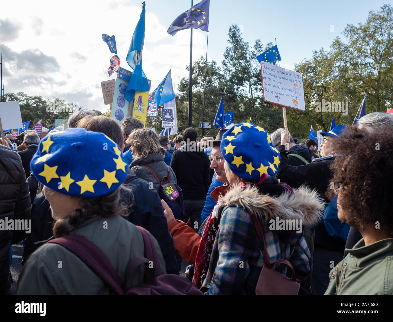 LONDON, UK, 19. Oktober 2019: Abstimmung der März, anti-Brexit Demonstranten wave EU-Flaggen und Plakaten bleiben Stockfoto