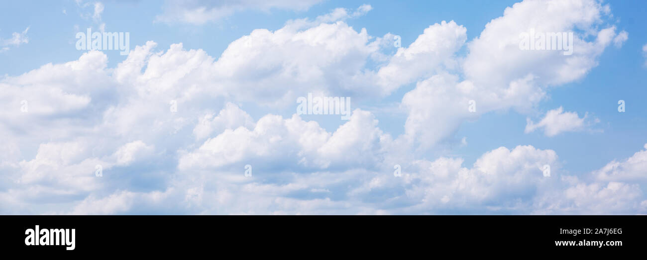 Panorama mit blauem Himmel und weißen Wolken cumulus Stockfoto