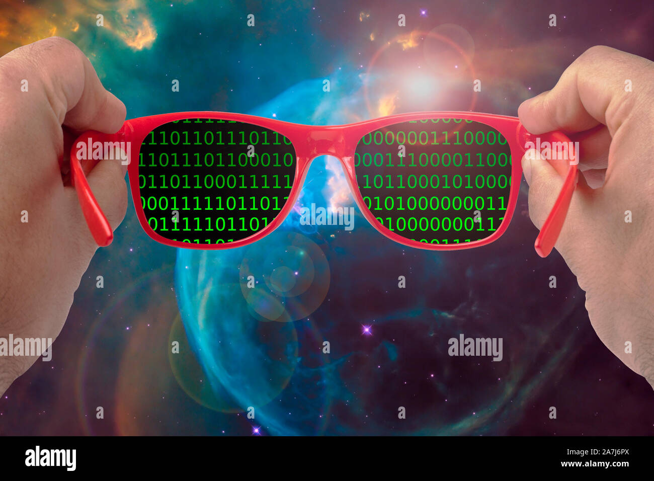 Männliche Hände, die Sonnenbrille im digitalen Universum bei Binary code exploration Konzept suchen Stockfoto