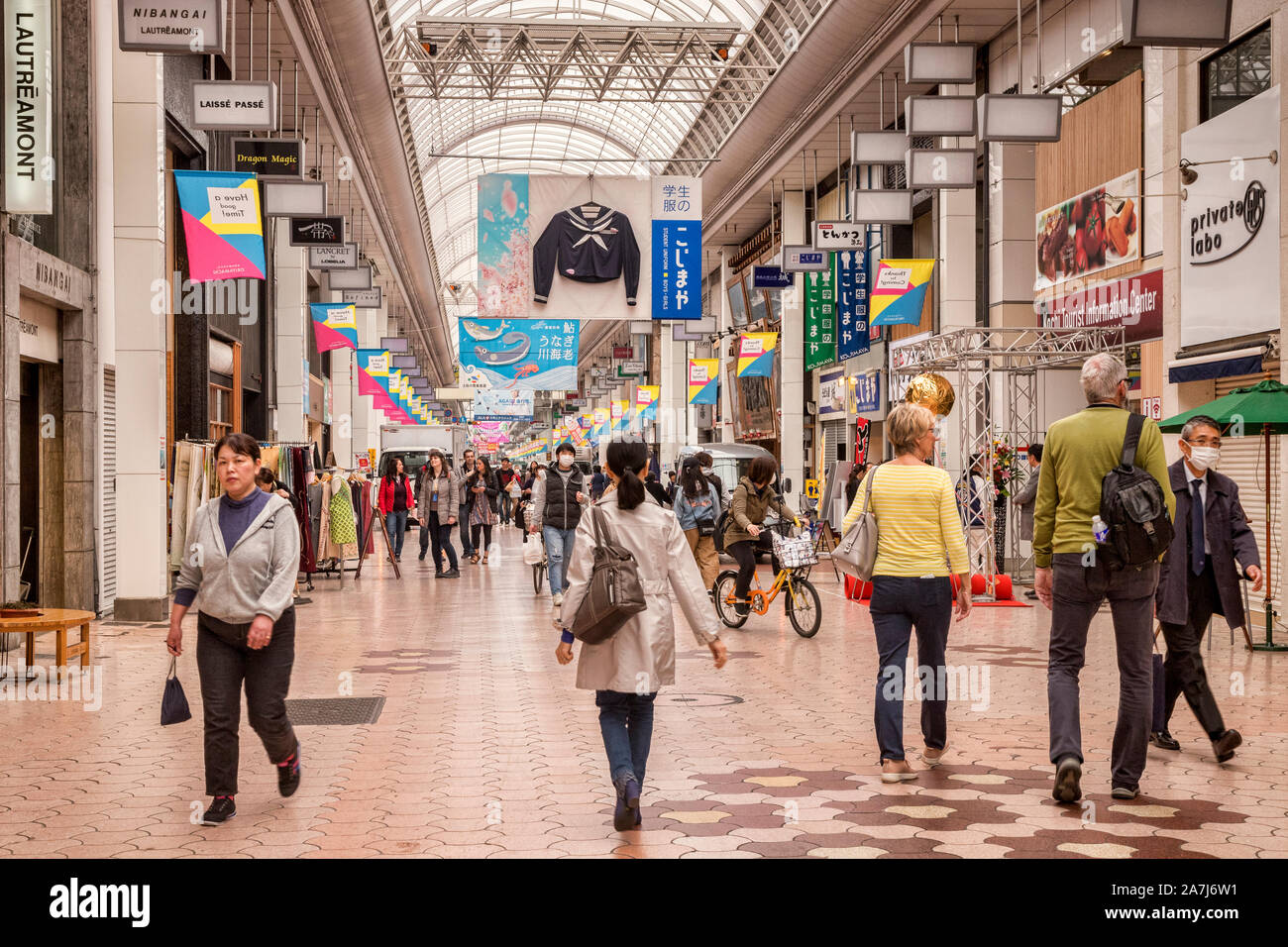 29. März 2019: Kochi City, Japan - Käufer und Touristen in Obiyamachi Itchome Einkaufsstraße, eine lange undercover Shopping Precinct in Kochi City. Stockfoto