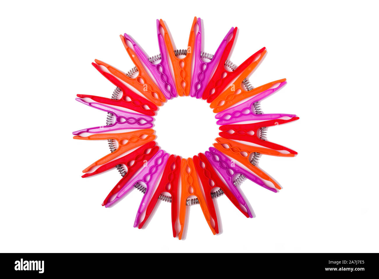 Bunte Plastik wäscheklammer als Sun Form mit isolierten weißen Hintergrund konzipiert. Konzept der Wäsche trocknen Stockfoto