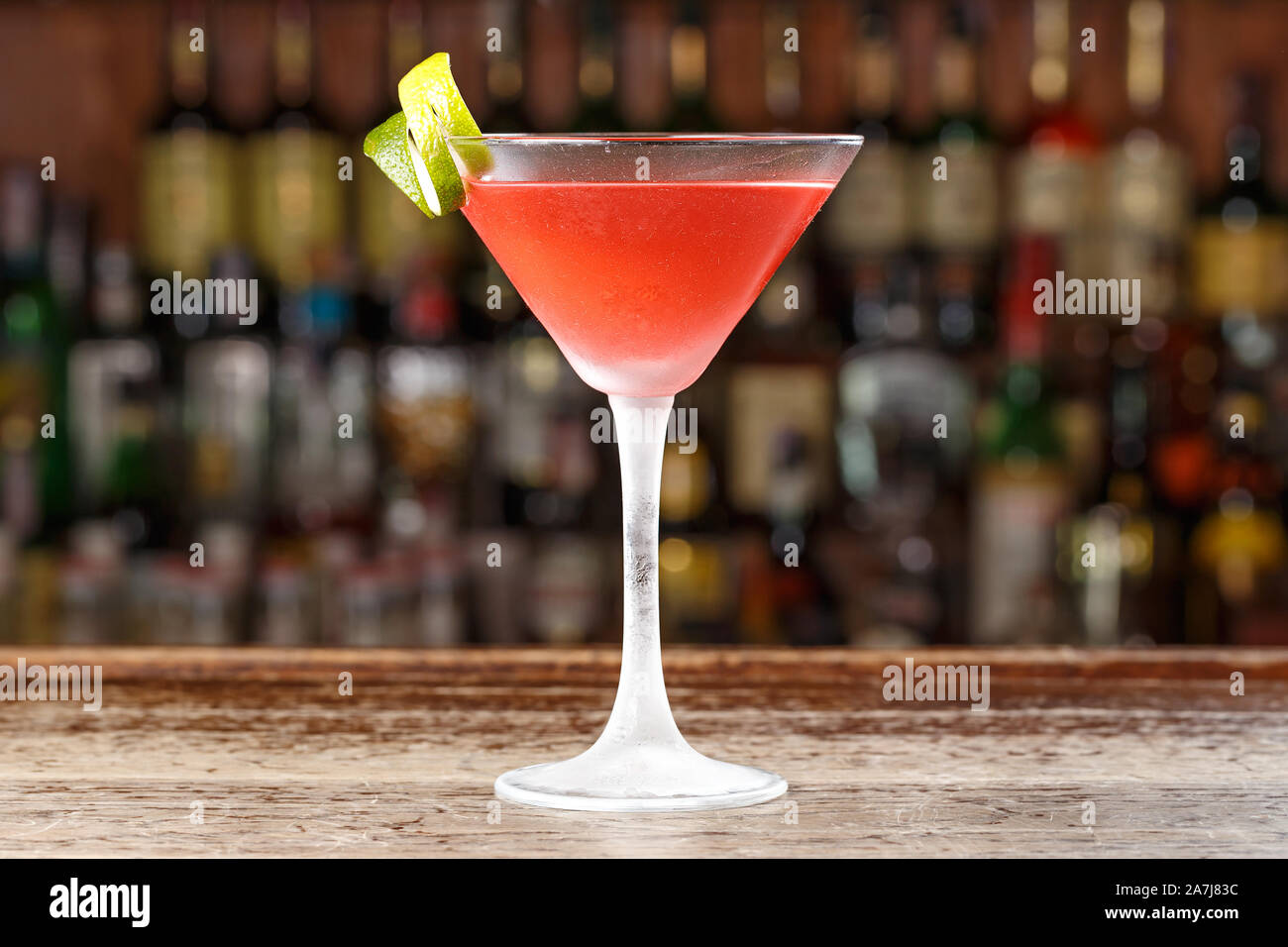 Einen Cocktail auf Wodka an der Bar. Weltoffen - einen erfrischenden Cocktail in einer gefrorenen Glas. Platz für Text Stockfoto