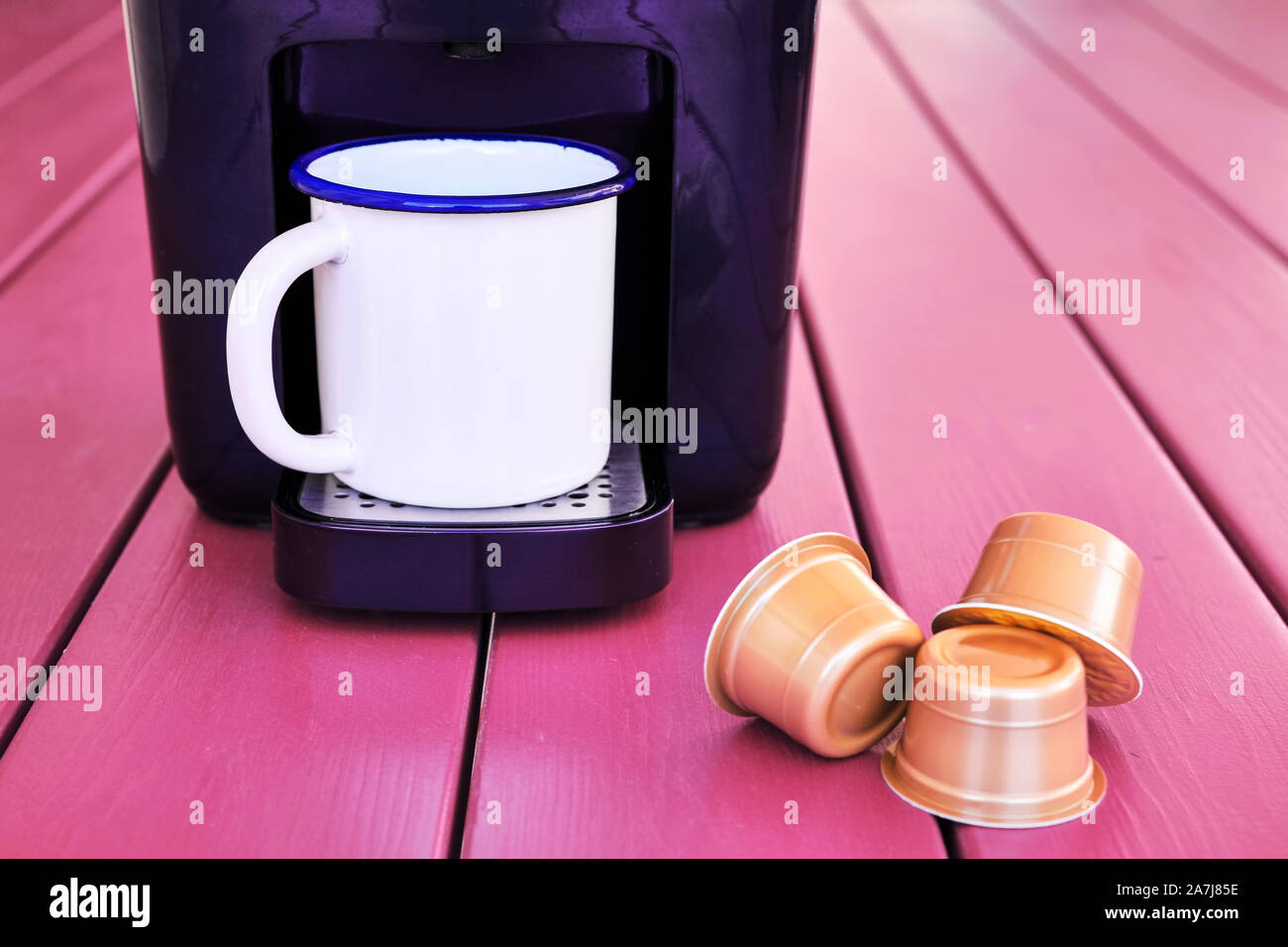 Espresso Cappuccino Maschine, Kapseln und ein Vintage Tasse auf einem rosa  Holztisch. Morgen kapsel/Vorbereitung Stockfotografie - Alamy