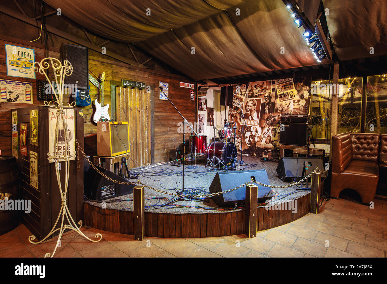 Kiew, Ukraine. Eine kleine Bühne mit Musikinstrumenten für die Leistung der Musiker in einem Nachtclub oder ein Bier im Pub. März 19, 2018 Stockfoto