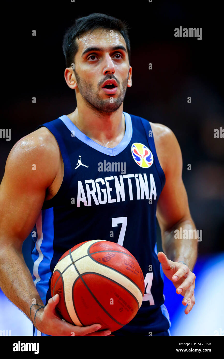 Argentinische professioneller Basketballspieler Facundo Campazzo Argentiniens Nationalmannschaft, hält den Ball an der dritten Runde der Gruppe B 2019 FIB Stockfoto