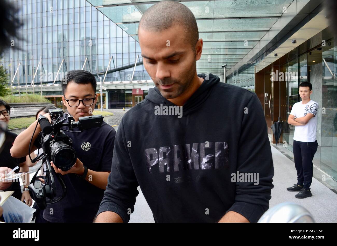 Französisch-amerikanische ehemaliger professioneller Basketballspieler Tony Parker, Mitte, zeigt auf und begeisterten Fans erfüllen durch Unterzeichnung und Fotos an der Stockfoto