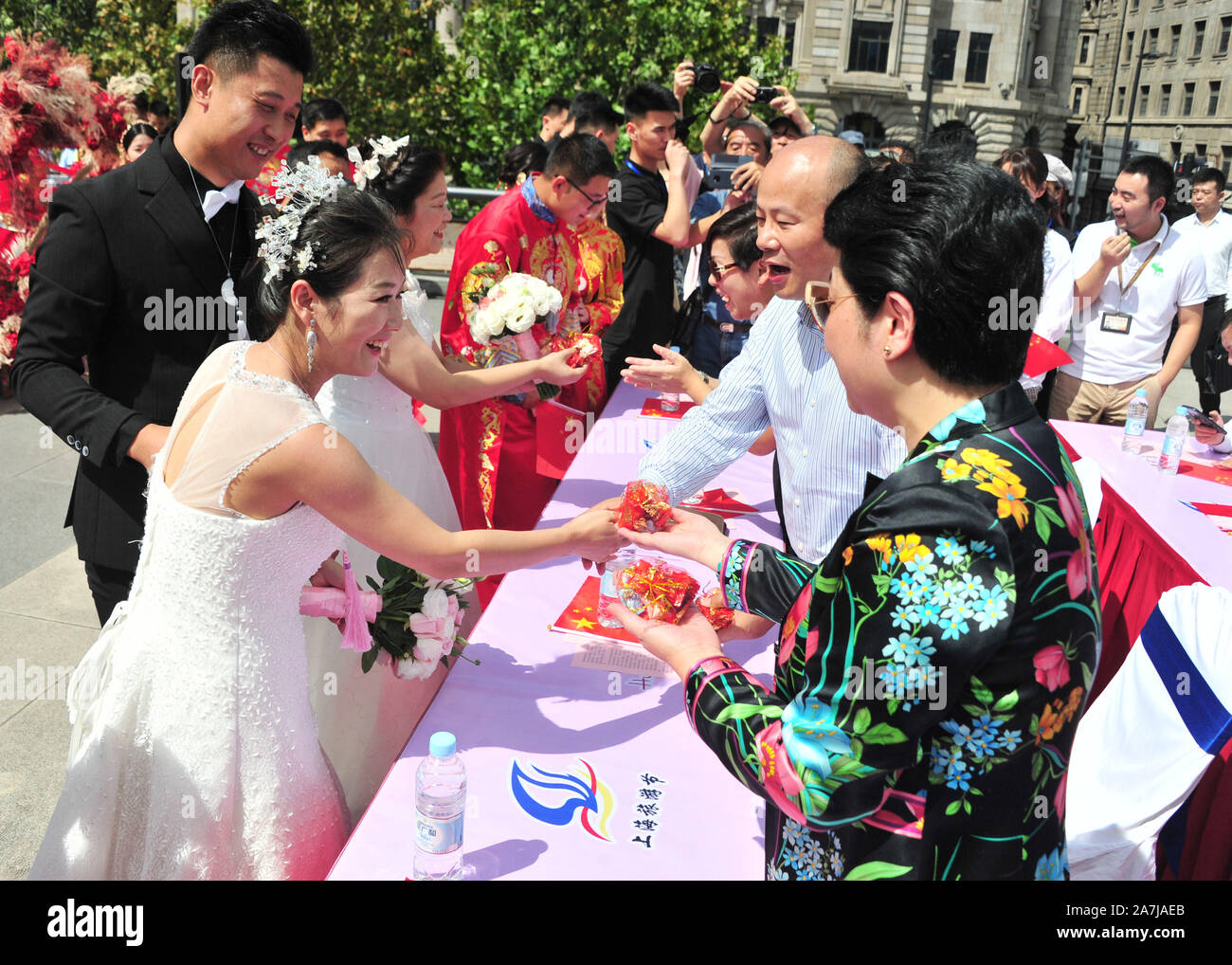 Ein paar Geschenke von Eltern an der Gruppe Hochzeit durch den Fluss Huangpu in Shanghai, China, 19. September 2019. 15 Paare statt Gruppe Hochzeiten Stockfoto