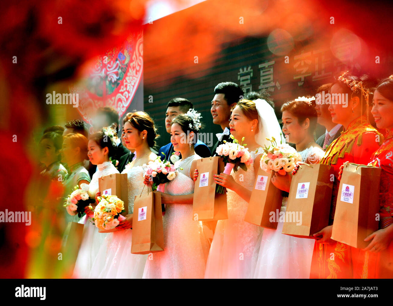 15 Paare der Brautpaare auf eine Gruppe Hochzeit ti feiern den 70. Jahrestag der Gründung der Republik in Shanghai, China, 19. September 2019. Stockfoto