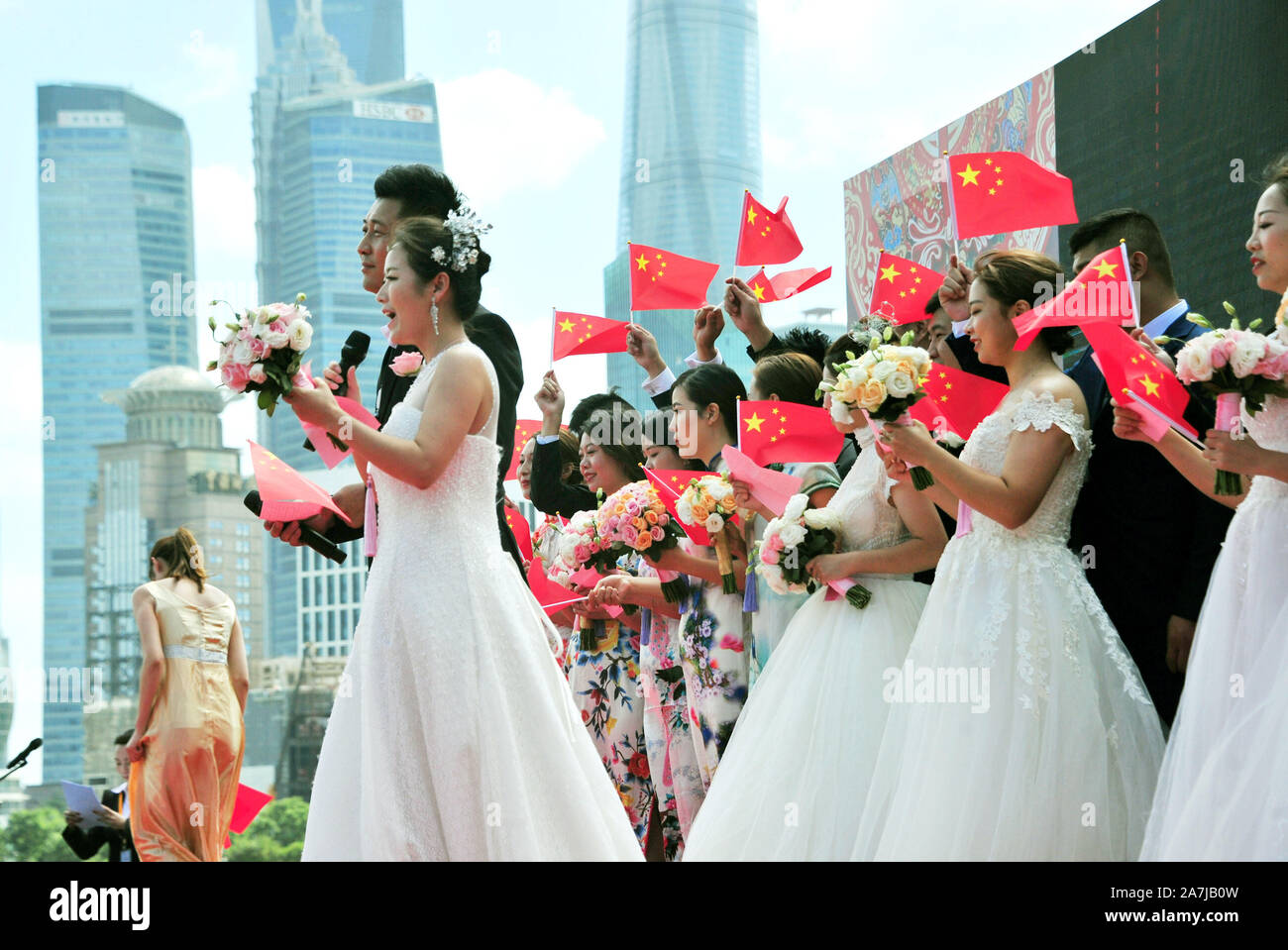 Gastgeber für die Gruppe Hochzeit, front, sprechen durch den Fluss Huangpu in Shanghai, China, 19. September 2019. 15 Paare statt Gruppe Hochzeiten durch den Huangpu Stockfoto
