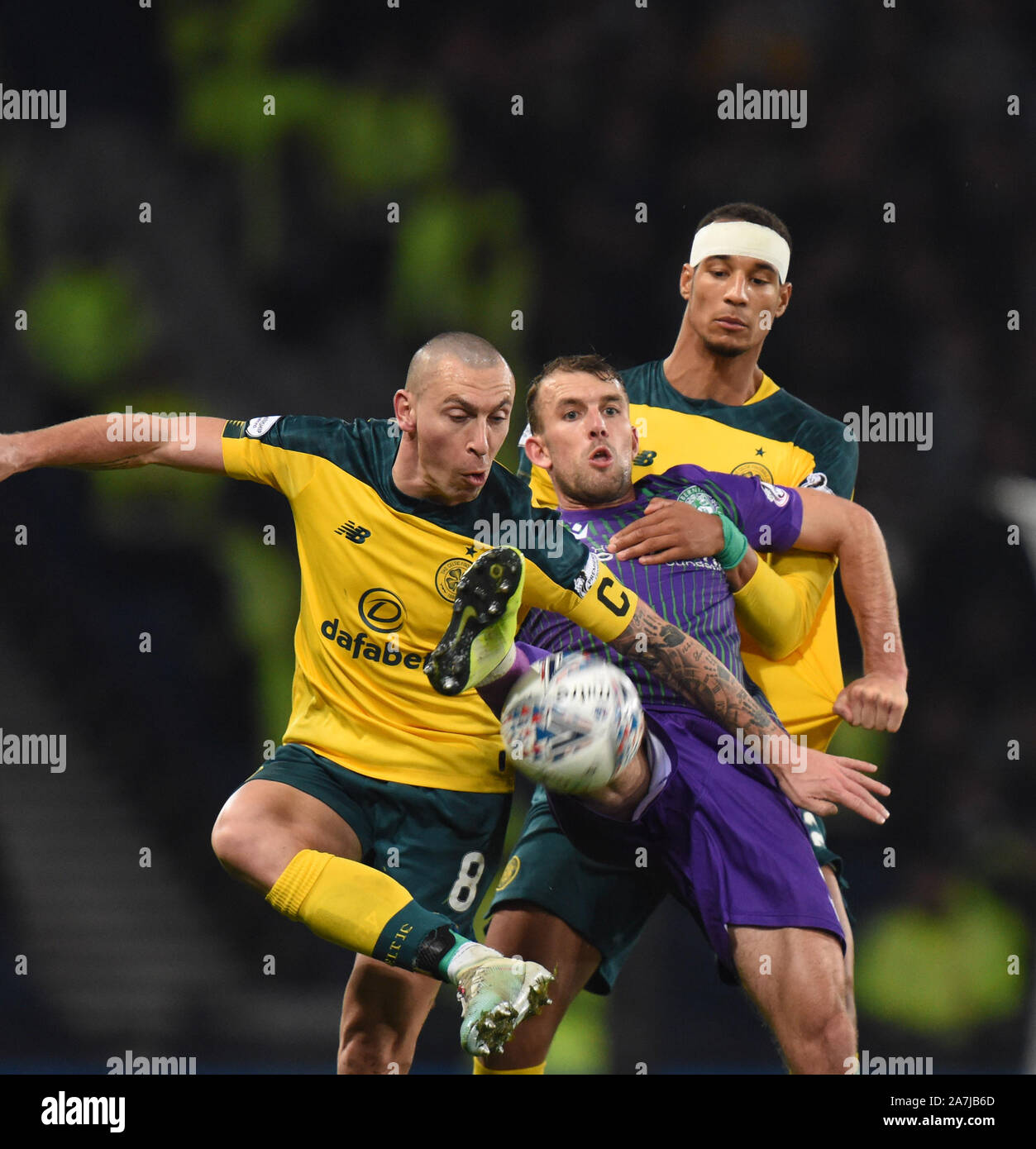 Hampden Park, Glasgow. Schottland.DE 2. November 2019. Betfred, Scottish League Cup Halbfinale. Hibernian 2vs Celtic 5. Celtic Captain Scott Brown tussle mit Hibs Chris Doidge suchen auf Chris Jullien Keltischen) Credit: Eric mccowat/Alamy leben Nachrichten Stockfoto