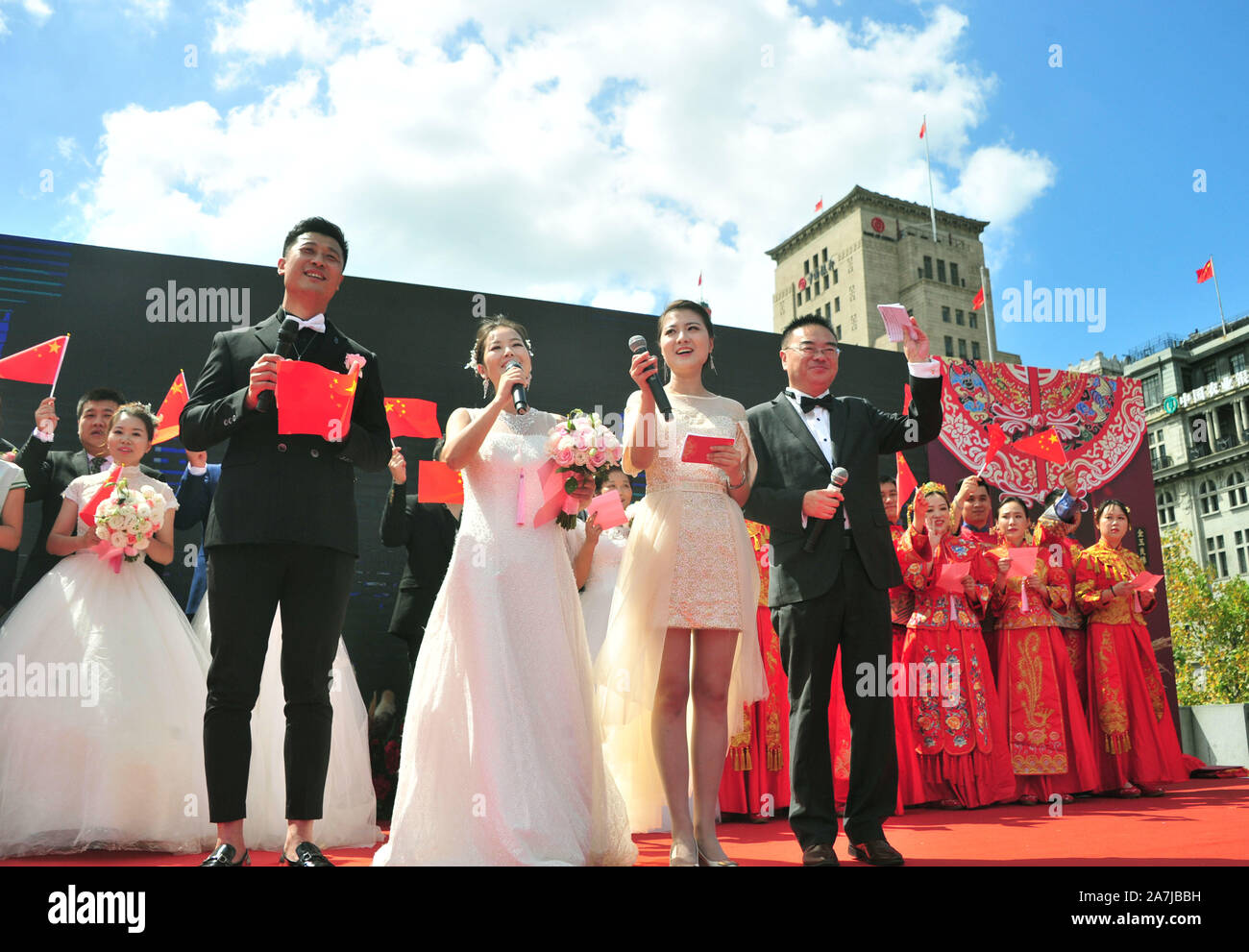 Gastgeber für die Gruppe Hochzeit, front, sprechen durch den Fluss Huangpu in Shanghai, China, 19. September 2019. 15 Paare statt Gruppe Hochzeiten durch den Huangpu Stockfoto