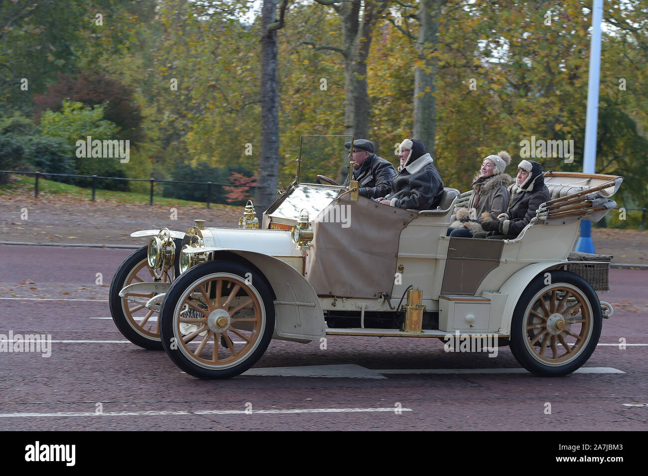 London, Großbritannien. 3. November, 2019. Wettbewerber nehmen an den jährlichen Bonhams London nach Brighton Veteran Car Run. Eine außerordentliche Eintrag von mehr als 400 pre-1905 Autos links Hyde Park als Dämmerung brach, bereit, die Epic 60 km Fahrt von der Hauptstadt zu Küste als weltweit älteste fahrende Veranstaltung aus dem Jahr 1927 erhielt unterwegs in Angriff zu nehmen. 1904 Mercedes entlang der Mall von Andrew Boland Credit: MARTIN DALTON/Alamy Leben Nachrichten angetrieben Stockfoto