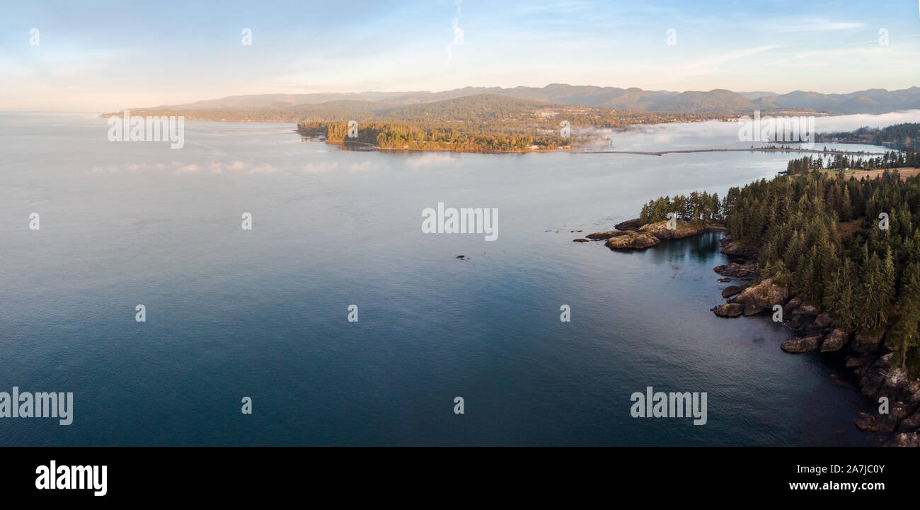 Luftaufnahme von einer Bank der Meer Nebel nach unten verschieben einer Bucht über der zerklüfteten Küste von Vancouver Island. Stockfoto