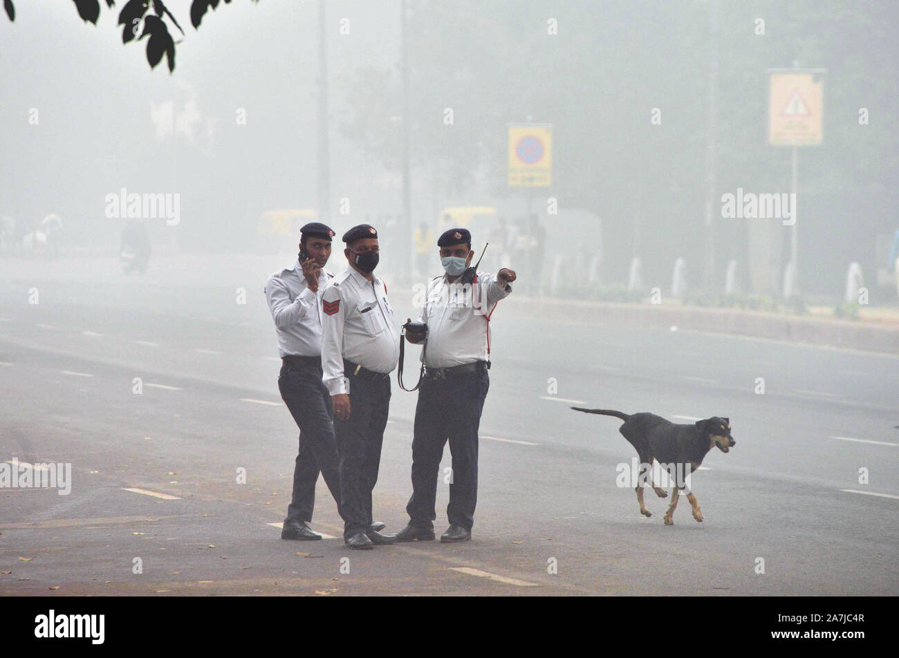 New Delhi, Indien. 3. November, 2019. Verkehrspolizisten mit Masken arbeiten in der Straße in Smog in der Nähe von India Gate in Neu Delhi, Indien, an November 3, 2019. Credit: Partha Sarkar/Xinhua/Alamy leben Nachrichten Stockfoto