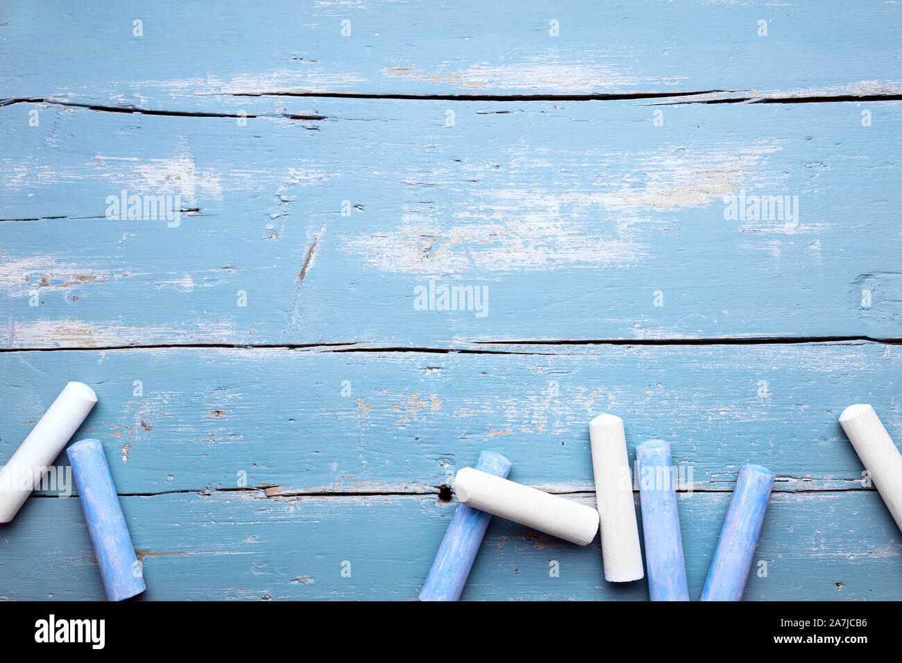 Blaue und weiße Kreide, Konzept der Vorschule und Kindergarten, Copyspace Stockfoto