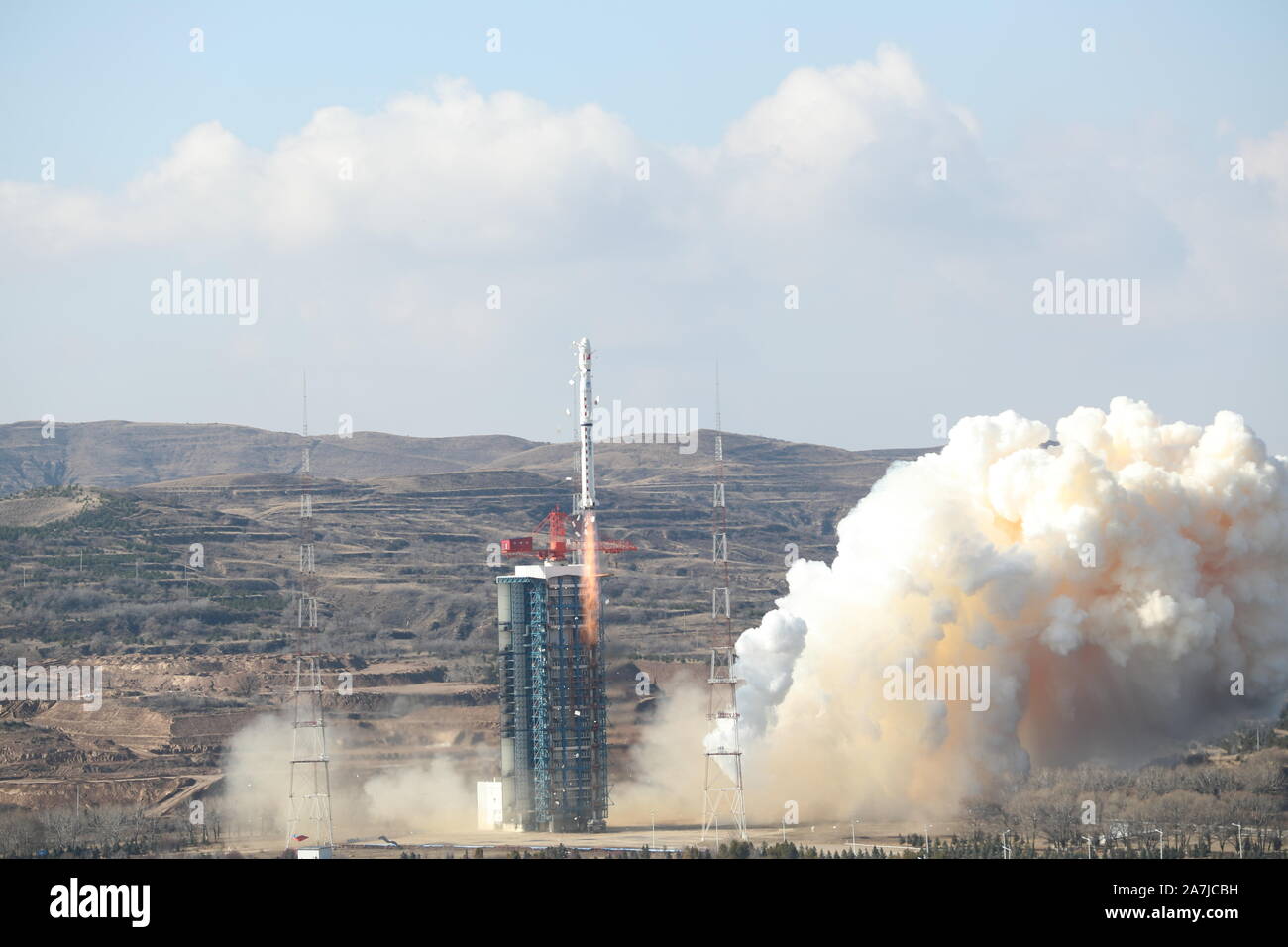 Taiyuan, China. 3. November 2019. Eine neue Erdbeobachtungssatelliten, Gaofen-7, befindet sich auf einem langen Marsch-4B Rakete vom Taiyuan Satellit Start Center im Norden der chinesischen Provinz Shanxi, Nov. 3, 2019 ins Leben gerufen. Die Gaofen-7, Chinas erste zivile - optische Übertragung verwenden, dreidimensionale Vermessung und Kartierung Satelliten, die die 1-m-Niveau erreicht, wird eine wichtige Rolle im Land Vermessung und Kartierung spielen, städtischen und ländlichen Bau- und statistische Untersuchung, nach der China National Space Administration. Quelle: Xinhua/Alamy leben Nachrichten Stockfoto