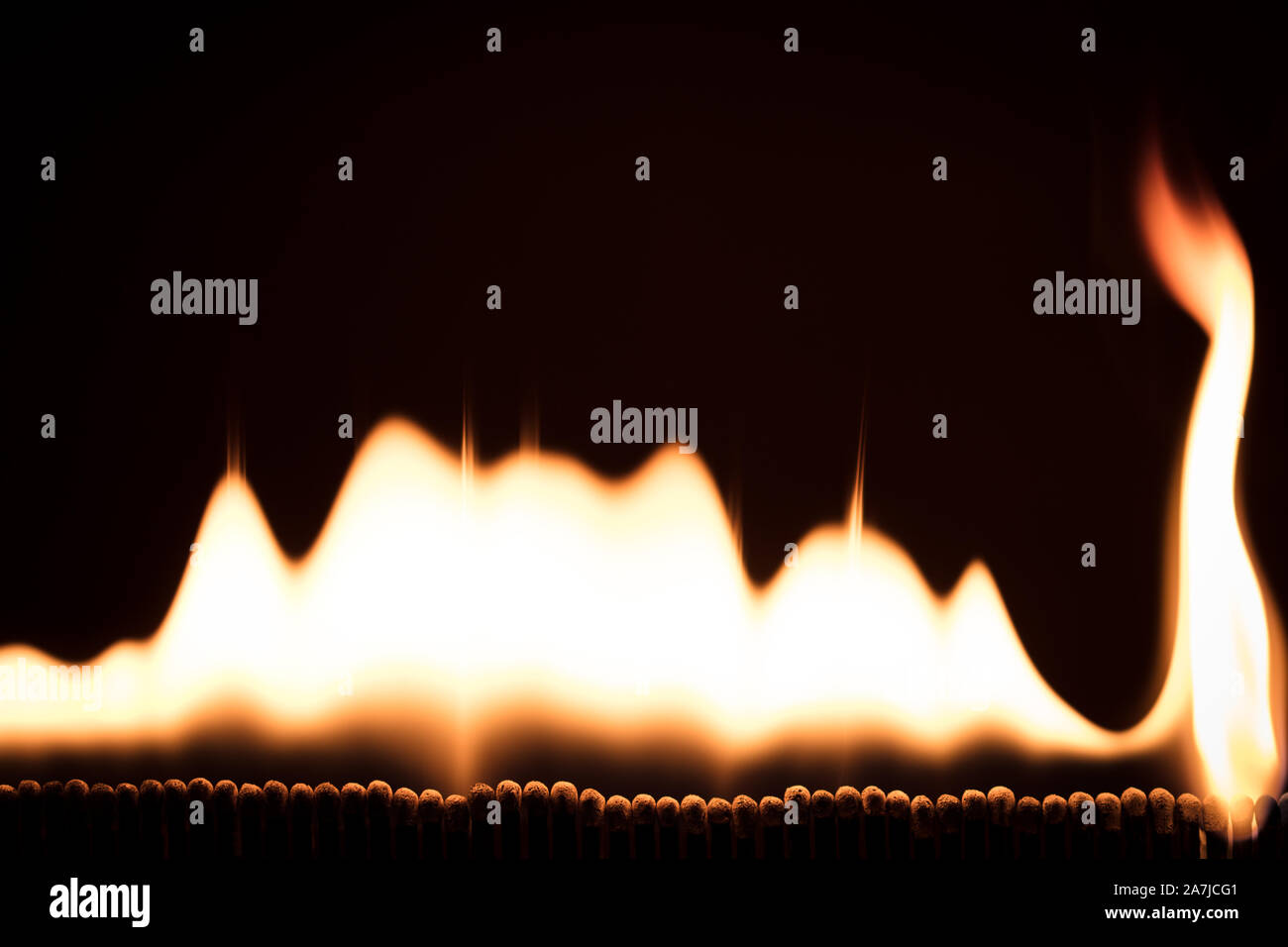 Flammen und Feuer vor der Schwarzen, viele Spiele brennen und Glühen Stockfoto