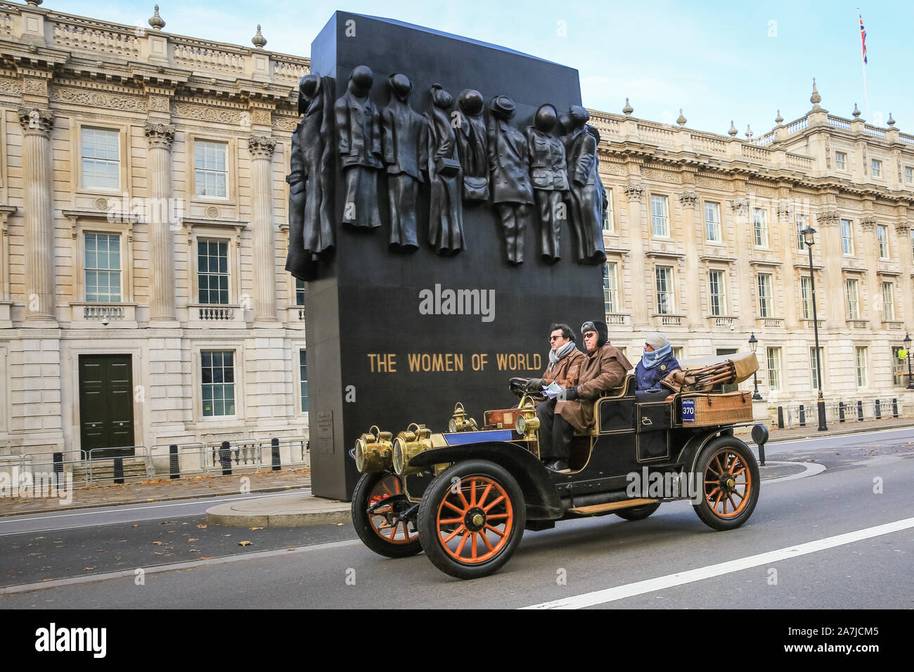 London, UK, 03. Nov 2019. Ein 1904 Rochet-Schneider Antriebe hinter den Frauen des Zweiten Weltkrieges Gedenkstätte auf Whitehall. Die weltweit am längsten laufende fahrende Veranstaltung, Bonhams London nach Brighton Veteran Car Run, sieht eine beeindruckende Zahl von pre-1905 Autos vom Hyde Park, über die Mall und Admiralty Arch, Whitehall und Westminster, dann entlang einer epischen 60 km Route ganz nach Brighton. Credit: Imageplotter/Alamy leben Nachrichten Stockfoto