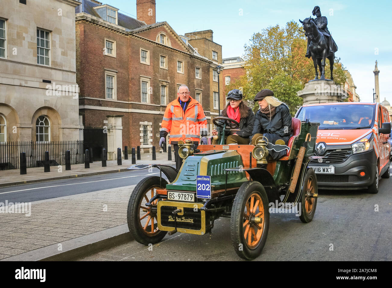 London, UK, 03. Nov 2019. Der Mann aus dem RAC kommt zur Rettung von zwei Damen in eine Essiggurke, in Ihren aufgeschlüsselt Veteran Car. Die weltweit am längsten laufende fahrende Veranstaltung, Bonhams London nach Brighton Veteran Car Run, sieht eine beeindruckende Zahl von pre-1905 Autos vom Hyde Park, über die Mall und Admiralty Arch, Whitehall und Westminster, dann entlang einer epischen 60 km Route ganz nach Brighton. Credit: Imageplotter/Alamy leben Nachrichten Stockfoto