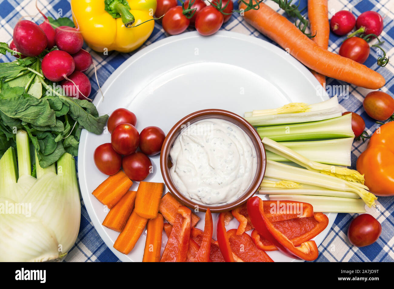 Menge rohen Gemüse Snacks auf einer weißen Platte Stockfoto