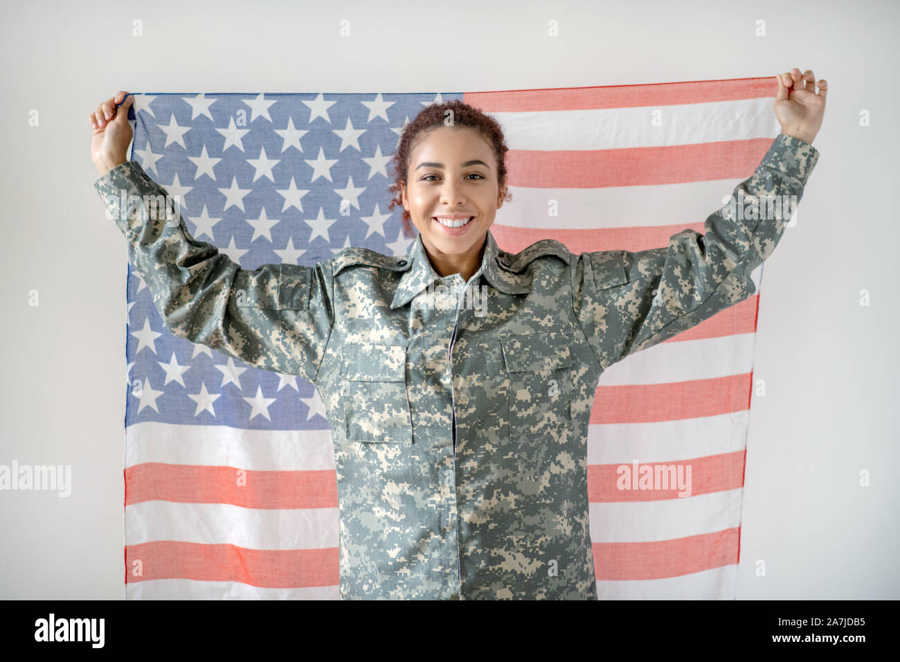 Frau in Uniform, die amerikanische Flagge Stockfoto