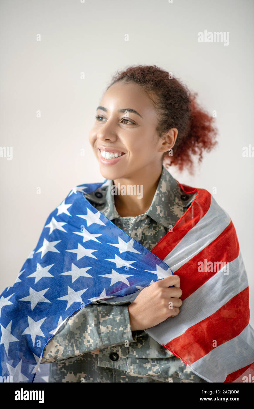 Junge militärische Frau Gefühl vor der Arbeit begeistert Stockfoto