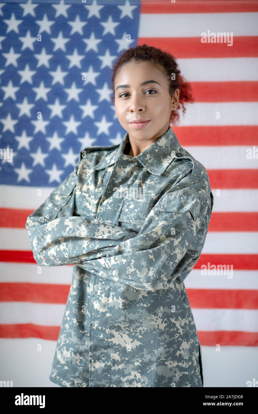 Ernsthafte junge hübsche servicewoman Tarnung tragen einheitliche Stockfoto