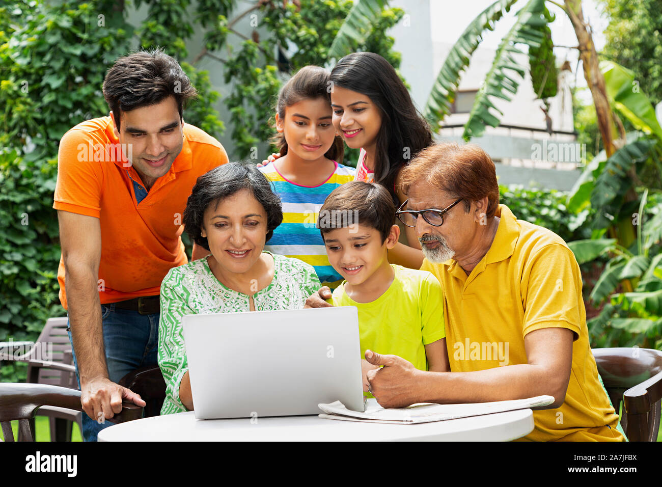 Gerne große Familie Großeltern, Eltern und Kinder gemeinsam - am Laptop Screen Video Chat In-home Garten Stockfoto