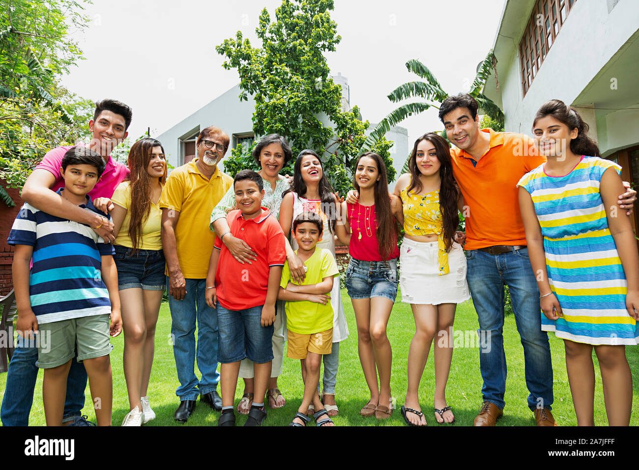 Group-Of große Familien Großeltern und Eltern mit Kindern gemeinsam im Garten Home Stockfoto