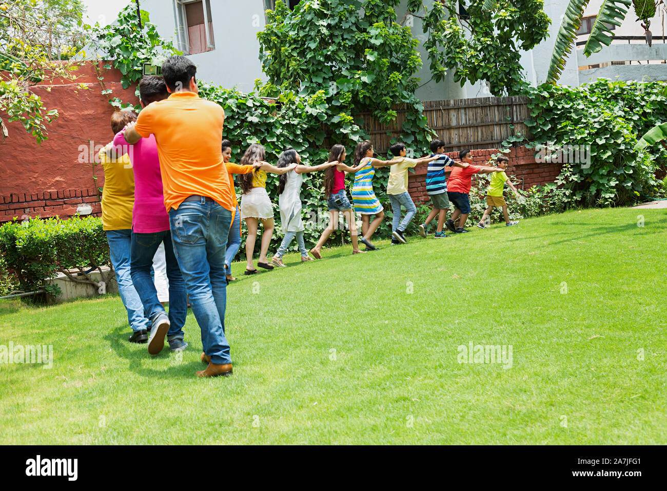 Gruppe - von Happy grosse Familien, die Gemeinsam wandern im Zug Bildung vor - ihr Haus in - der Garten Stockfoto