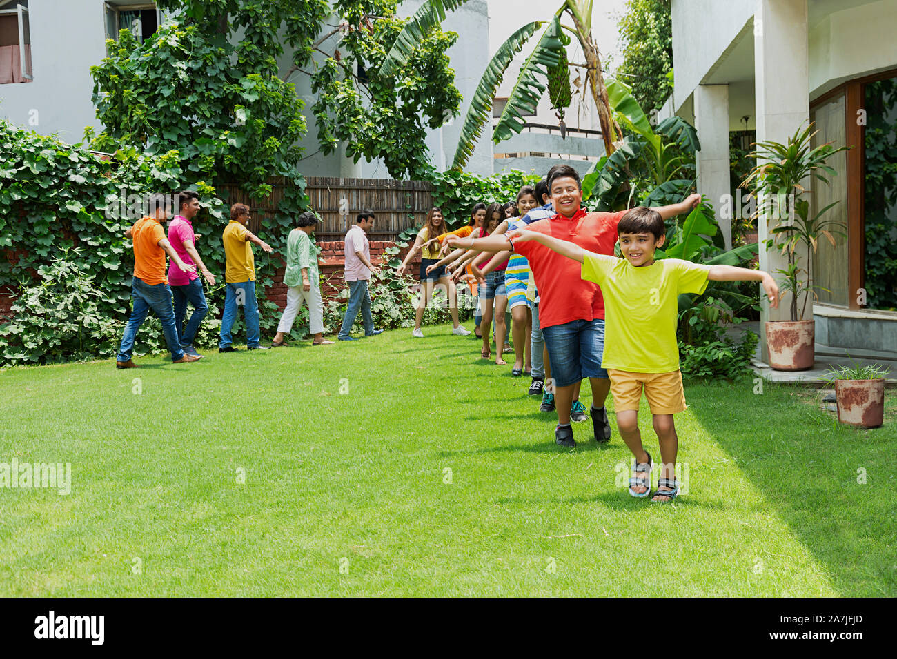 Group-Of große Familien Mitglieder gemeinsam Wandern im Zug Bildung in Fun-Enjoy in-Hof - Ihr Zuhause Stockfoto