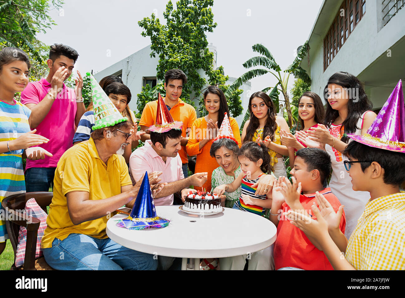 Group-Of große Familien Mitglieder feiern gemeinsam Kind Mädchen Geburtstag in - Garten - Ihr Haus Stockfoto