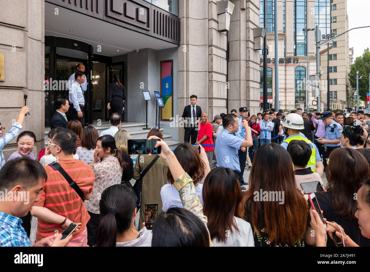 Kunden Schlange vor ein Pop-up-store von Machi Machi, die für neue Song" bekannt ist Nicht Schreien "freigegeben durch die taiwanesische Sängerin Jay Chou, in Shangh Stockfoto
