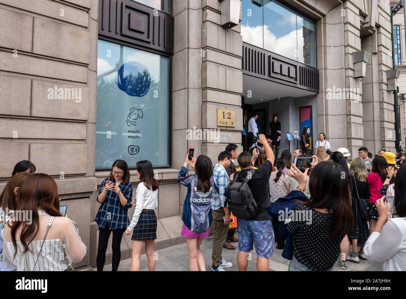 Kunden Schlange vor ein Pop-up-store von Machi Machi, die für neue Song" bekannt ist Nicht Schreien "freigegeben durch die taiwanesische Sängerin Jay Chou, in Shangh Stockfoto