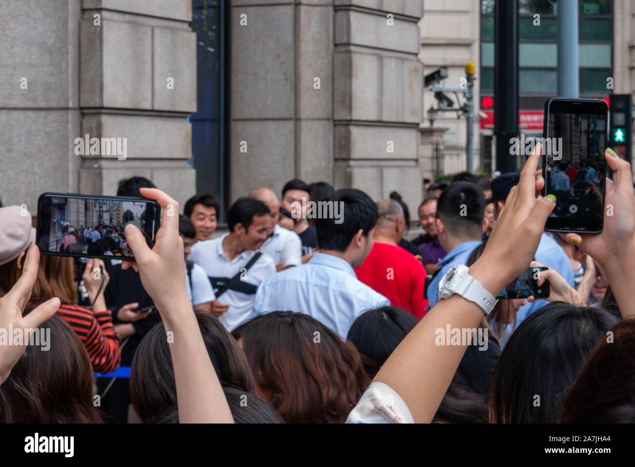 Kunden Schlange vor ein Pop-up-store von Machi Machi, die für neue Song" bekannt ist Nicht Schreien "freigegeben durch die taiwanesische Sängerin Jay Chou, in Shangh Stockfoto