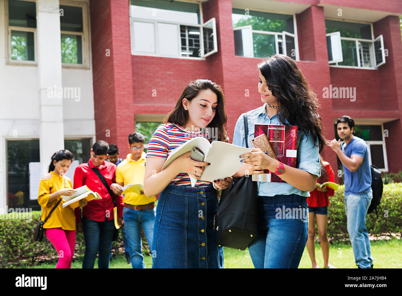 Zwei junge Mädchen Student Freunde zusammen und Reading-Book Classmate-In - - Hintergrund At-Campus Stockfoto