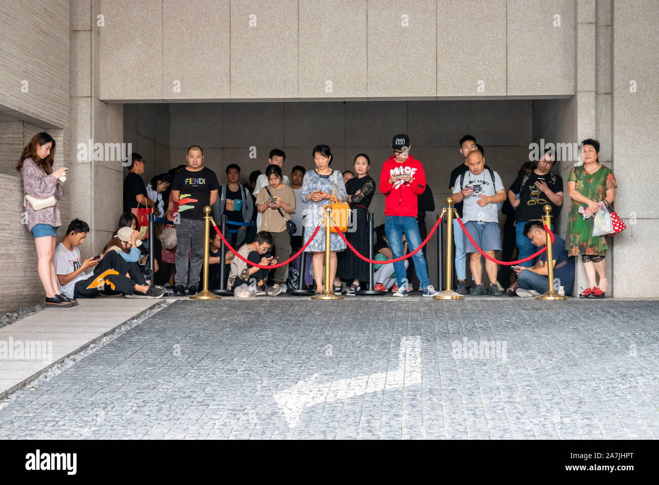 Kunden Schlange vor ein Pop-up-store von Machi Machi, die für neue Song" bekannt ist Nicht Schreien "freigegeben durch die taiwanesische Sängerin Jay Chou, in Shangh Stockfoto