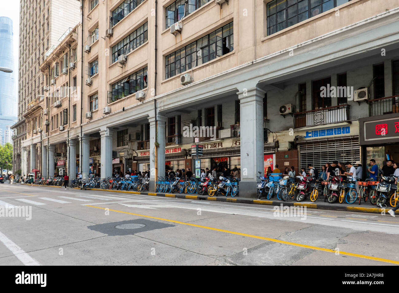 Kunden Schlange vor ein Pop-up-store von Machi Machi, die für neue Song" bekannt ist Nicht Schreien "freigegeben durch die taiwanesische Sängerin Jay Chou, in Shangh Stockfoto