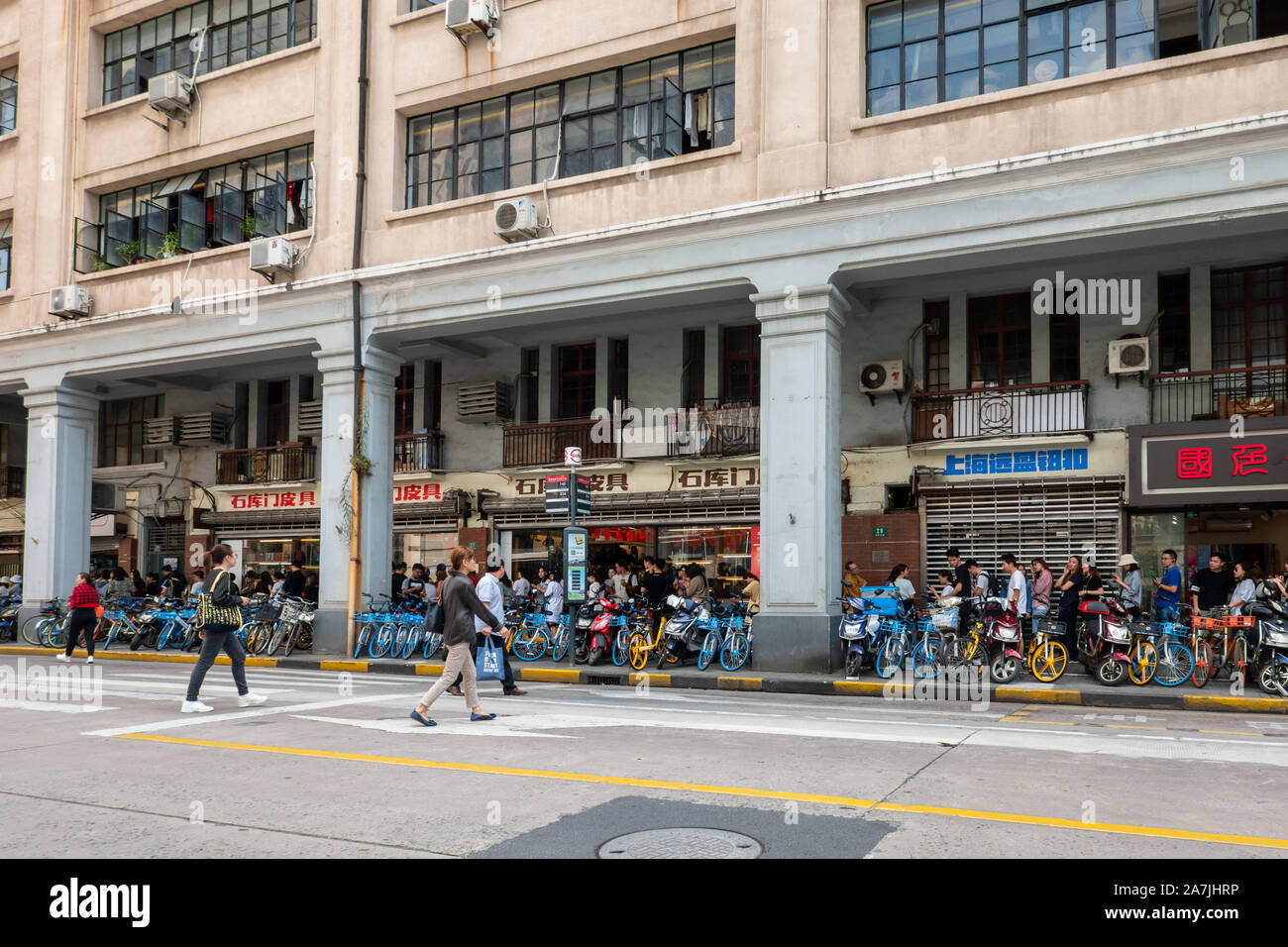 Kunden Schlange vor ein Pop-up-store von Machi Machi, die für neue Song" bekannt ist Nicht Schreien "freigegeben durch die taiwanesische Sängerin Jay Chou, in Shangh Stockfoto