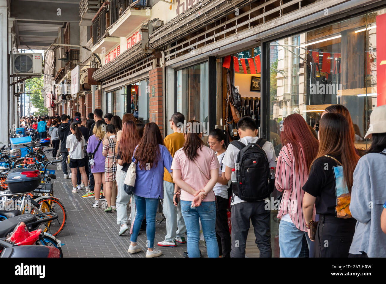 Kunden Schlange vor ein Pop-up-store von Machi Machi, die für neue Song" bekannt ist Nicht Schreien "freigegeben durch die taiwanesische Sängerin Jay Chou, in Shangh Stockfoto
