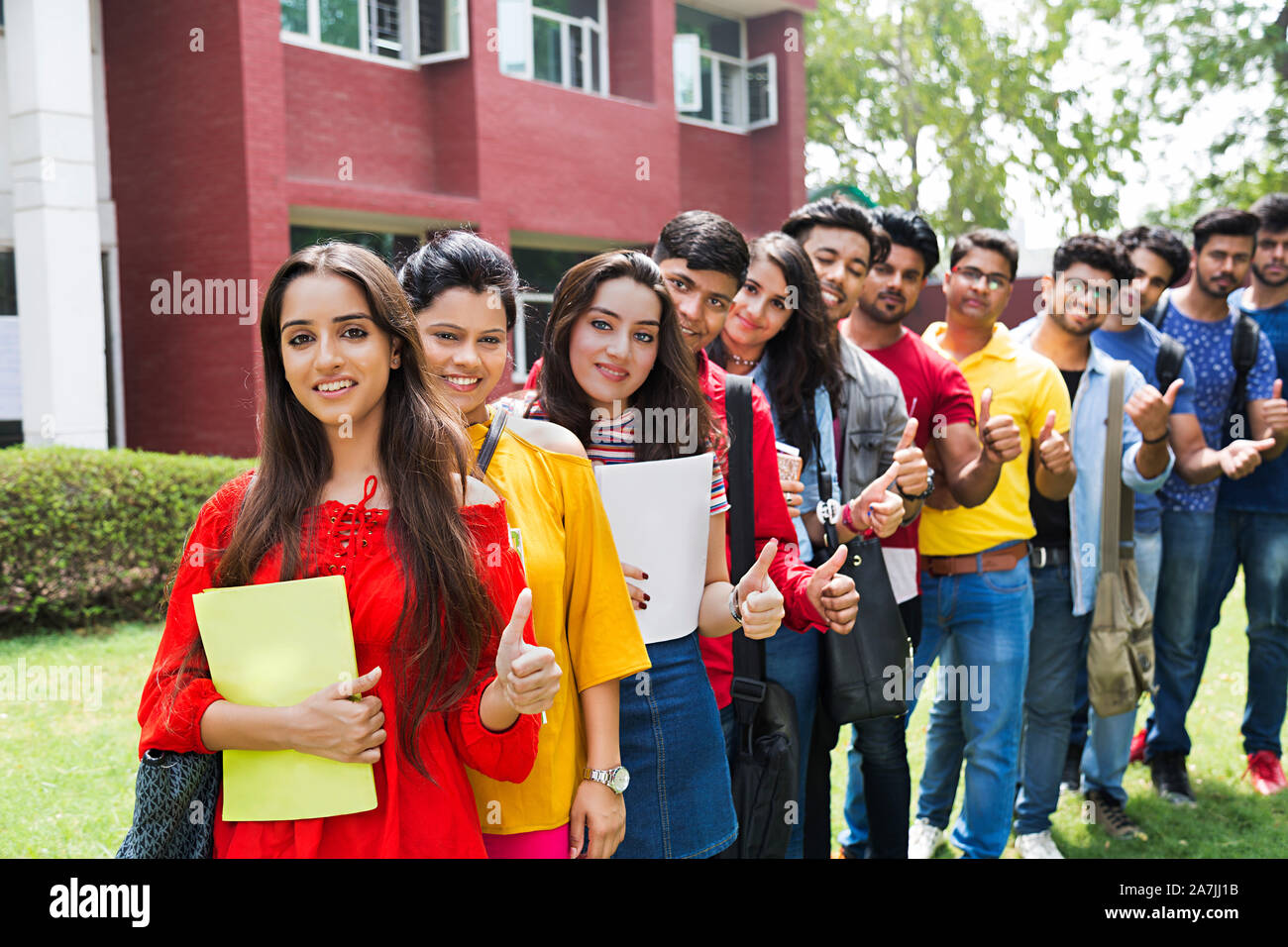 Gruppe von College Mädchen und Jungen Studenten Freunde ständigen In-Line Togteher und geben Daumen Anmelden In-Outside At-Campus Stockfoto