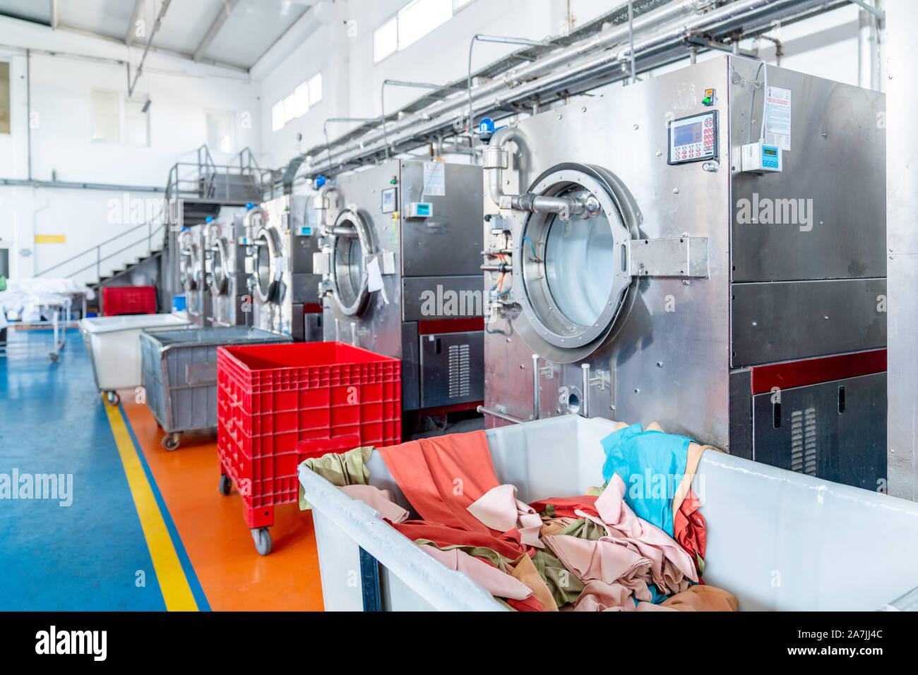 Industrielle Wasch Maschine für die Waschmaschine eine große Anzahl von Textilien. Stockfoto